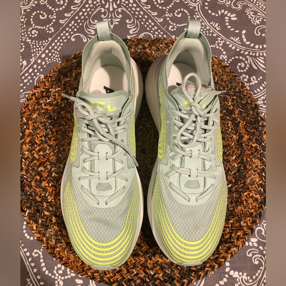 APL Peppermint Streamline Max Cushion Running Sneakers - Picture 3 of 5